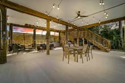 High on Henley • Spa • 3 BR • Sleeps 6