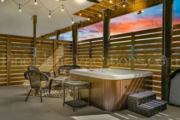 High on Henley • Spa • 3 BR • Sleeps 6