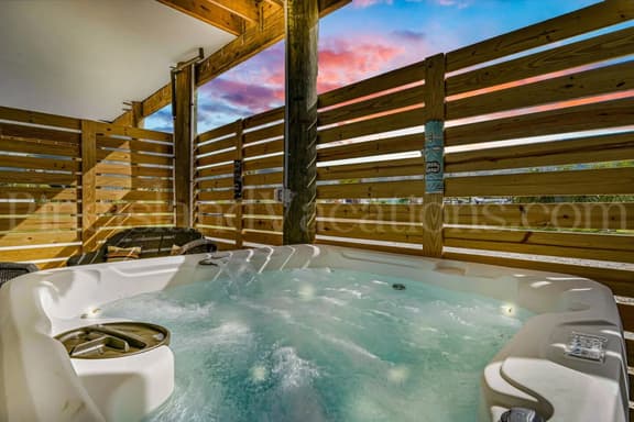 High on Henley • Spa • 3 BR • Sleeps 6